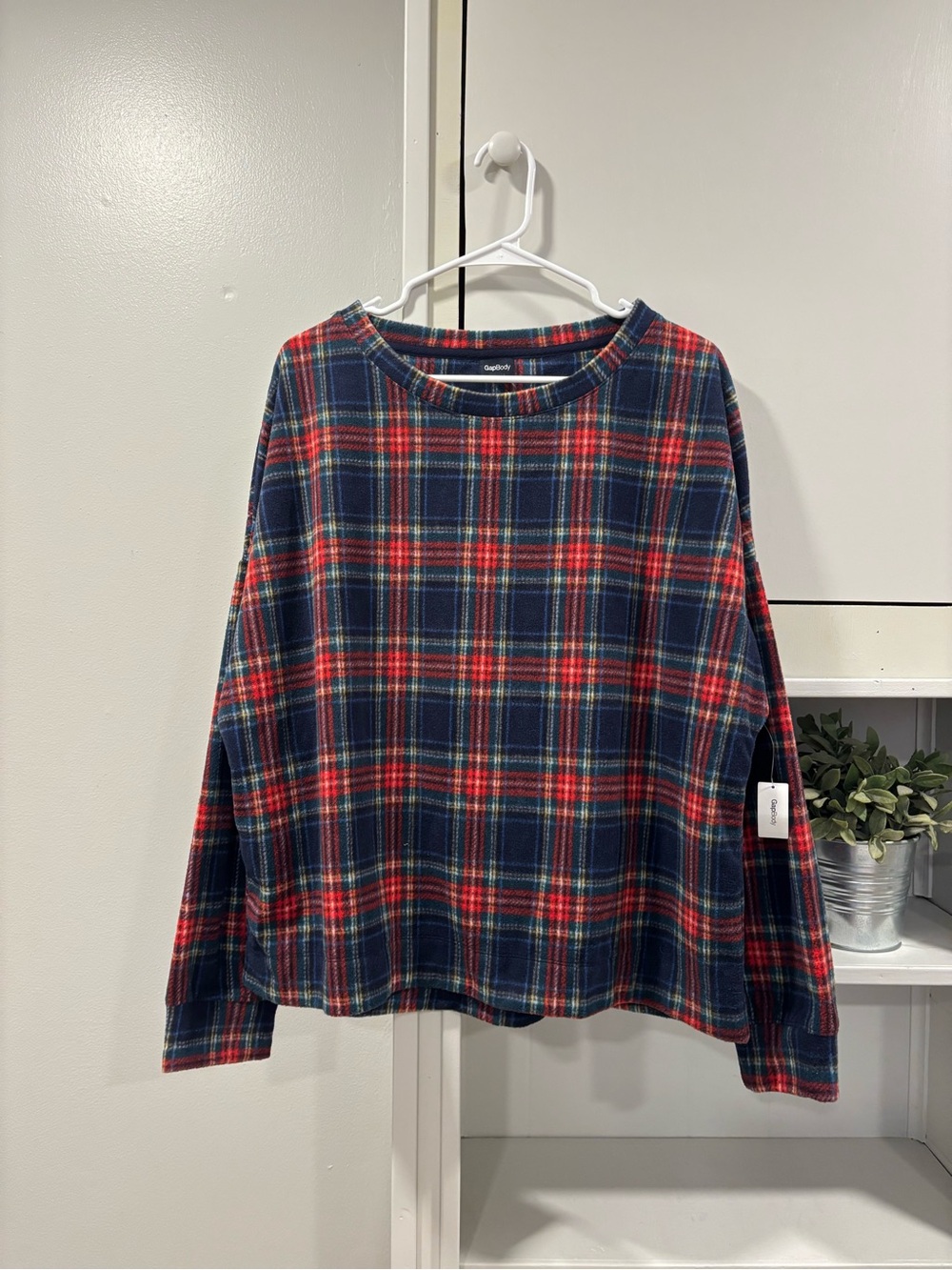 Plaid Crewneck Pullover Sweatshirt in Navy & Red